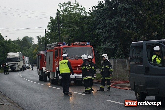 Zdjęcie w galerii na portalu naszraciborz.pl: Pełne ręce roboty strażak&oacute;w z powodu nieszczelnego baku wiadomości z regionu