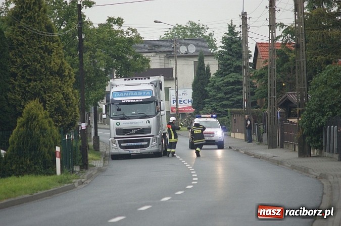 Zdjęcie w galerii na portalu naszraciborz.pl: Pełne ręce roboty strażak&oacute;w z powodu nieszczelnego baku wiadomości z regionu