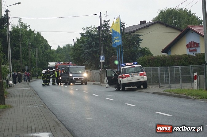 Zdjęcie w galerii na portalu naszraciborz.pl: Pełne ręce roboty strażak&oacute;w z powodu nieszczelnego baku wiadomości z regionu