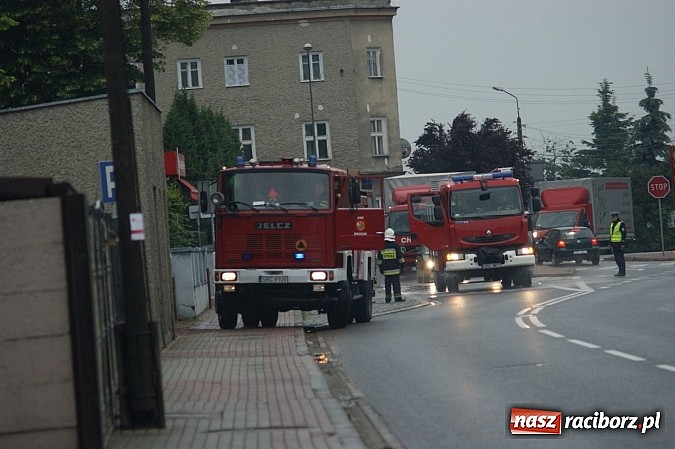 Zdjęcie w galerii na portalu naszraciborz.pl: Pełne ręce roboty strażak&oacute;w z powodu nieszczelnego baku wiadomości z regionu