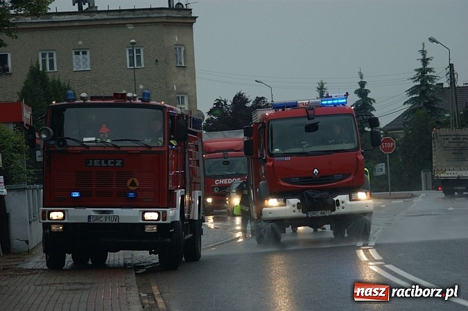 Zdjęcie w galerii na portalu naszraciborz.pl: Pełne ręce roboty strażak&oacute;w z powodu nieszczelnego baku wiadomości z regionu