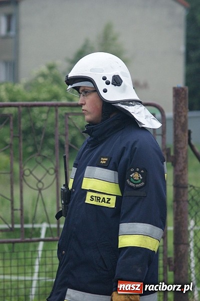 Zdjęcie w galerii na portalu naszraciborz.pl: Pełne ręce roboty strażak&oacute;w z powodu nieszczelnego baku wiadomości z regionu