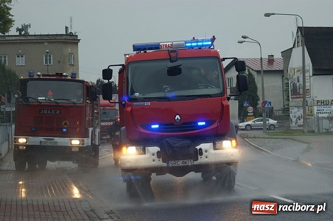 Zdjęcie w galerii na portalu naszraciborz.pl: Pełne ręce roboty strażak&oacute;w z powodu nieszczelnego baku wiadomości z regionu