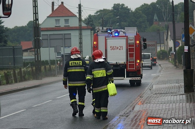 Zdjęcie w galerii na portalu naszraciborz.pl: Pełne ręce roboty strażak&oacute;w z powodu nieszczelnego baku wiadomości z regionu