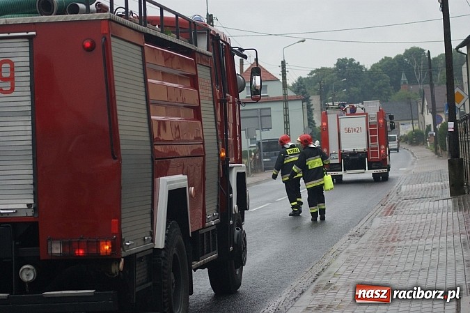 Zdjęcie w galerii na portalu naszraciborz.pl: Pełne ręce roboty strażak&oacute;w z powodu nieszczelnego baku wiadomości z regionu