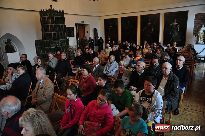 Zdjęcie w galerii na portalu naszraciborz.pl: Archeoreplica, czyli duża dawka historii na wieczorze z Muzeum wiadomości z regionu