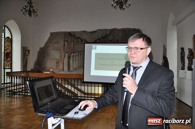 Zdjęcie w galerii na portalu naszraciborz.pl: Archeoreplica, czyli duża dawka historii na wieczorze z Muzeum wiadomości z regionu