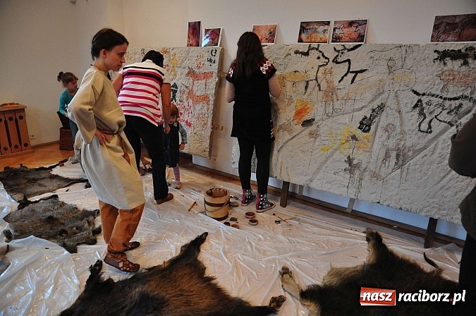 Zdjęcie w galerii na portalu naszraciborz.pl: Archeoreplica, czyli duża dawka historii na wieczorze z Muzeum wiadomości z regionu