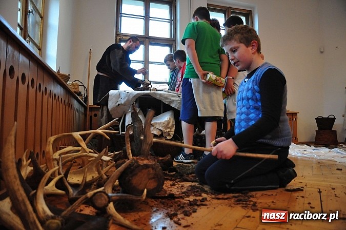 Zdjęcie w galerii na portalu naszraciborz.pl: Archeoreplica, czyli duża dawka historii na wieczorze z Muzeum wiadomości z regionu