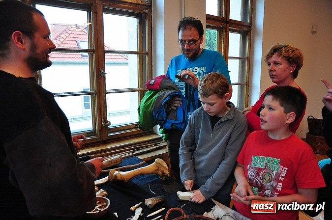 Zdjęcie w galerii na portalu naszraciborz.pl: Archeoreplica, czyli duża dawka historii na wieczorze z Muzeum wiadomości z regionu