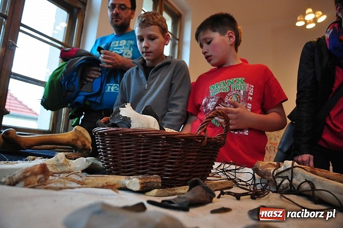 Zdjęcie w galerii na portalu naszraciborz.pl: Archeoreplica, czyli duża dawka historii na wieczorze z Muzeum wiadomości z regionu