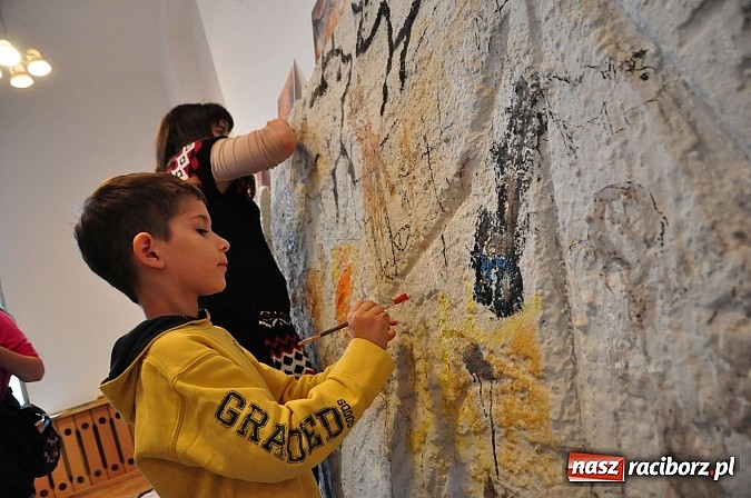 Zdjęcie w galerii na portalu naszraciborz.pl: Archeoreplica, czyli duża dawka historii na wieczorze z Muzeum wiadomości z regionu