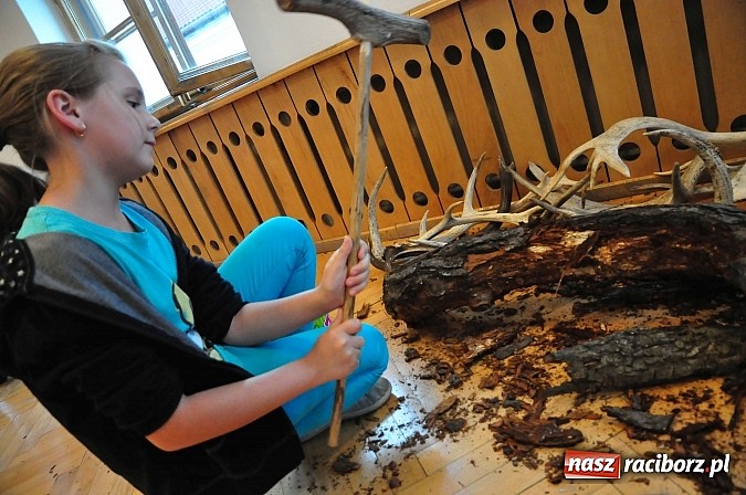 Zdjęcie w galerii na portalu naszraciborz.pl: Archeoreplica, czyli duża dawka historii na wieczorze z Muzeum wiadomości z regionu