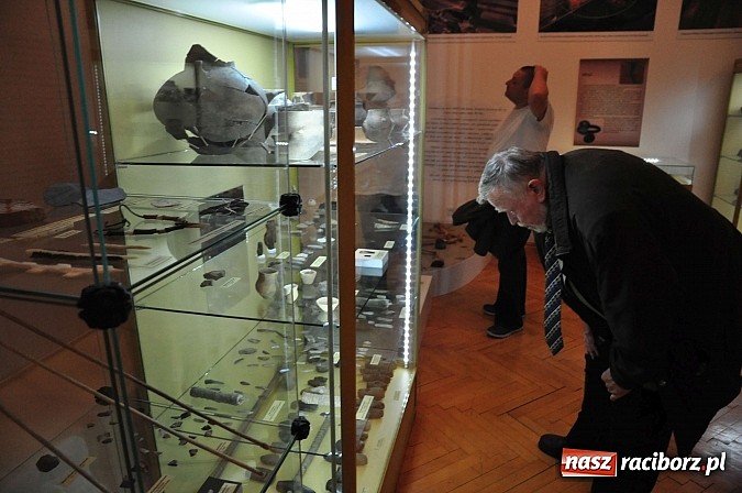 Zdjęcie w galerii na portalu naszraciborz.pl: Archeoreplica, czyli duża dawka historii na wieczorze z Muzeum wiadomości z regionu