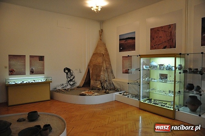 Zdjęcie w galerii na portalu naszraciborz.pl: Archeoreplica, czyli duża dawka historii na wieczorze z Muzeum wiadomości z regionu