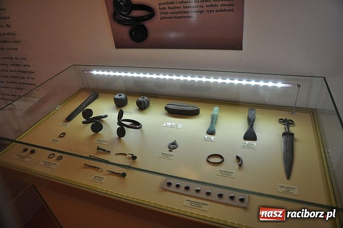 Zdjęcie w galerii na portalu naszraciborz.pl: Archeoreplica, czyli duża dawka historii na wieczorze z Muzeum wiadomości z regionu