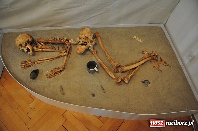 Zdjęcie w galerii na portalu naszraciborz.pl: Archeoreplica, czyli duża dawka historii na wieczorze z Muzeum wiadomości z regionu