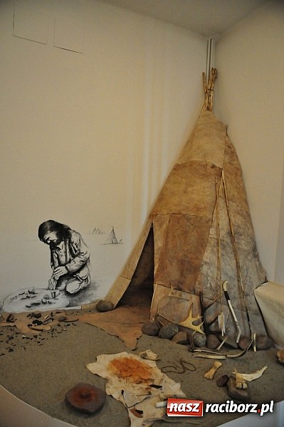 Zdjęcie w galerii na portalu naszraciborz.pl: Archeoreplica, czyli duża dawka historii na wieczorze z Muzeum wiadomości z regionu