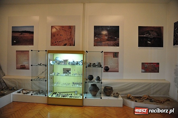 Zdjęcie w galerii na portalu naszraciborz.pl: Archeoreplica, czyli duża dawka historii na wieczorze z Muzeum wiadomości z regionu