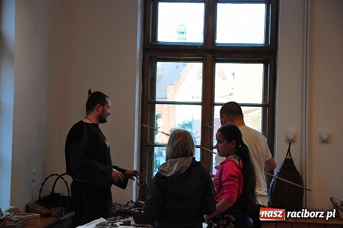 Zdjęcie w galerii na portalu naszraciborz.pl: Archeoreplica, czyli duża dawka historii na wieczorze z Muzeum wiadomości z regionu