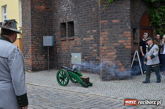 Zdjęcie w galerii na portalu naszraciborz.pl: Archeoreplica, czyli duża dawka historii na wieczorze z Muzeum wiadomości z regionu