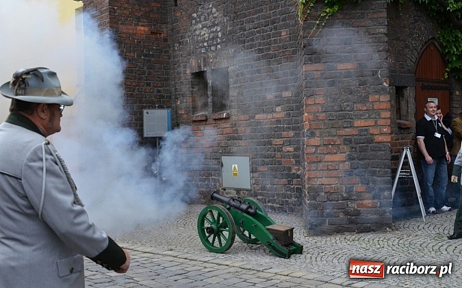 Zdjęcie w galerii na portalu naszraciborz.pl: Archeoreplica, czyli duża dawka historii na wieczorze z Muzeum wiadomości z regionu