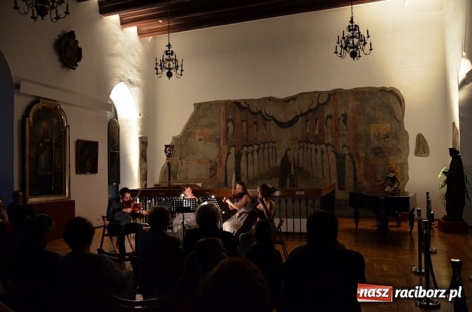 Zdjęcie w galerii na portalu naszraciborz.pl: Archeoreplica, czyli duża dawka historii na wieczorze z Muzeum wiadomości z regionu