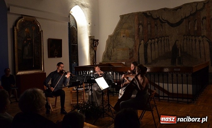 Zdjęcie w galerii na portalu naszraciborz.pl: Archeoreplica, czyli duża dawka historii na wieczorze z Muzeum wiadomości z regionu