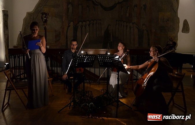 Zdjęcie w galerii na portalu naszraciborz.pl: Archeoreplica, czyli duża dawka historii na wieczorze z Muzeum wiadomości z regionu