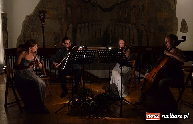 Zdjęcie w galerii na portalu naszraciborz.pl: Archeoreplica, czyli duża dawka historii na wieczorze z Muzeum wiadomości z regionu