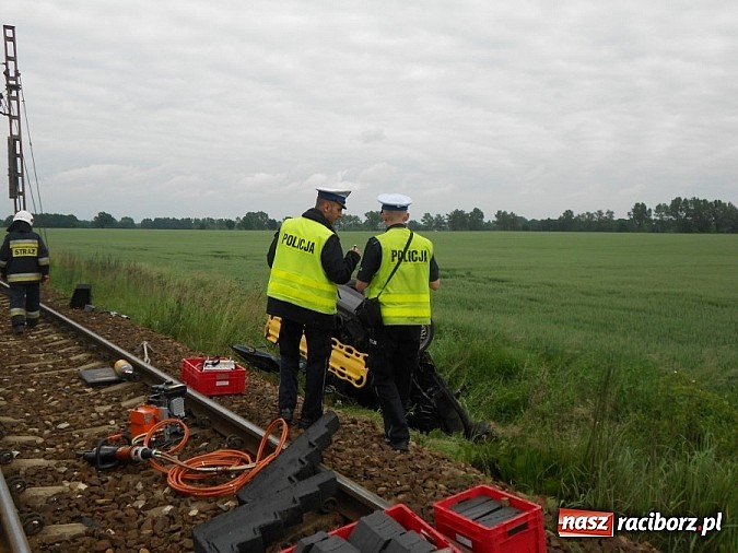 Zdjęcie w galerii na portalu naszraciborz.pl: Golf wjechał pod pociąg relacji Racib&oacute;rz-Katowice wiadomości z regionu