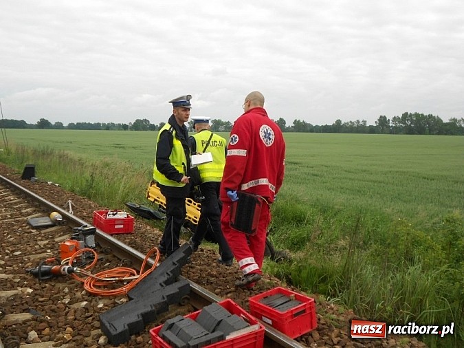 Zdjęcie w galerii na portalu naszraciborz.pl: Golf wjechał pod pociąg relacji Racib&oacute;rz-Katowice wiadomości z regionu