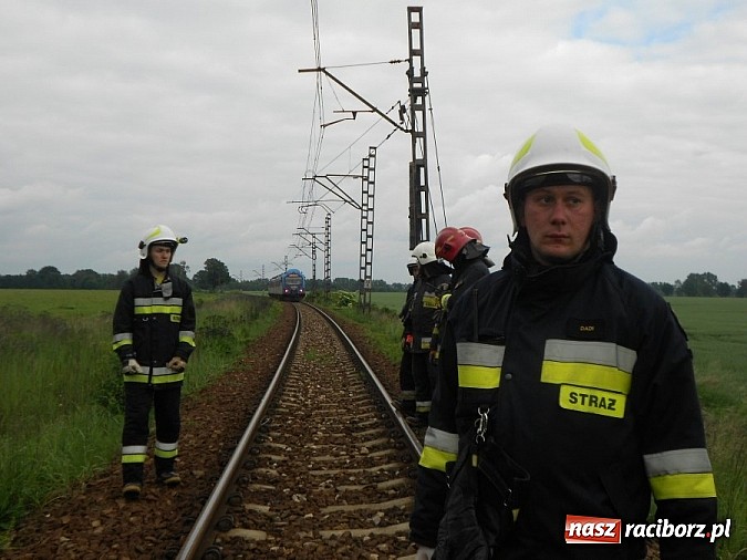 Zdjęcie w galerii na portalu naszraciborz.pl: Golf wjechał pod pociąg relacji Racib&oacute;rz-Katowice wiadomości z regionu