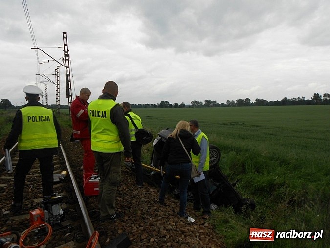 Zdjęcie w galerii na portalu naszraciborz.pl: Golf wjechał pod pociąg relacji Racib&oacute;rz-Katowice wiadomości z regionu