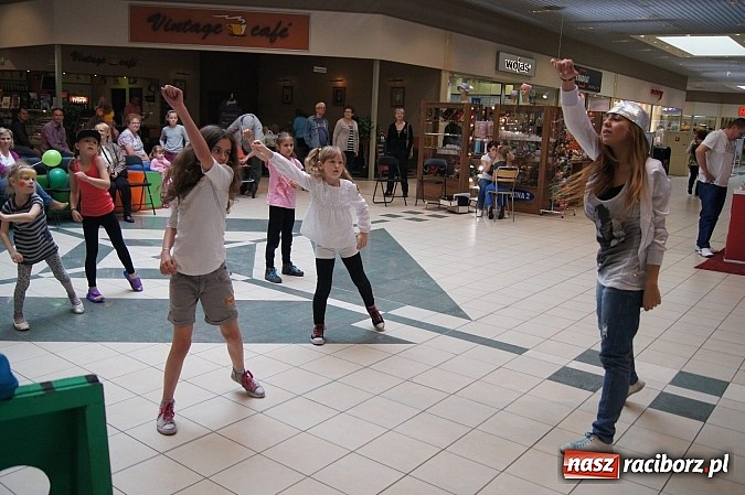 Zdjęcie w galerii na portalu naszraciborz.pl: Mnóstwo frajdy z okazji Dnia Dziecka w Auchan  wiadomości z regionu
