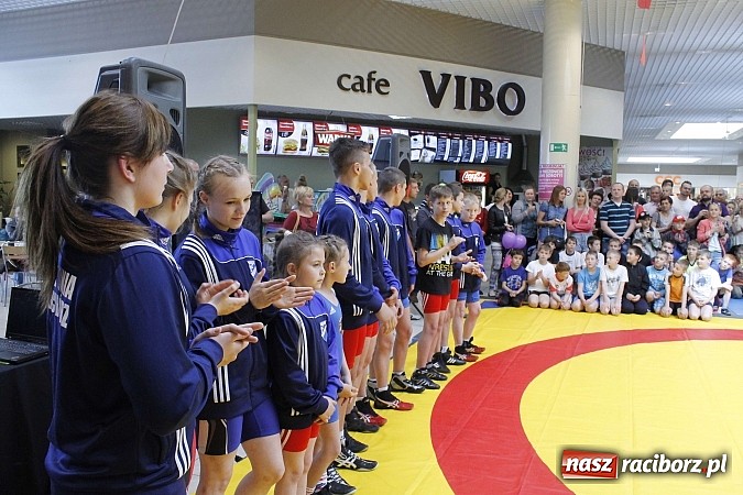 Zdjęcie w galerii na portalu naszraciborz.pl: Mnóstwo frajdy z okazji Dnia Dziecka w Auchan  wiadomości z regionu