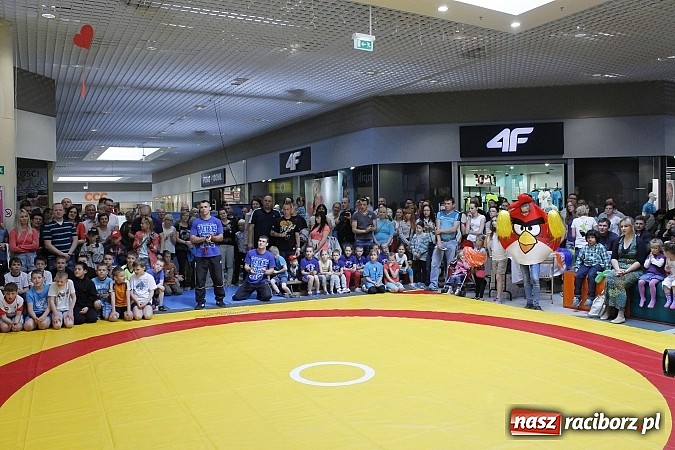 Zdjęcie w galerii na portalu naszraciborz.pl: Mnóstwo frajdy z okazji Dnia Dziecka w Auchan  wiadomości z regionu