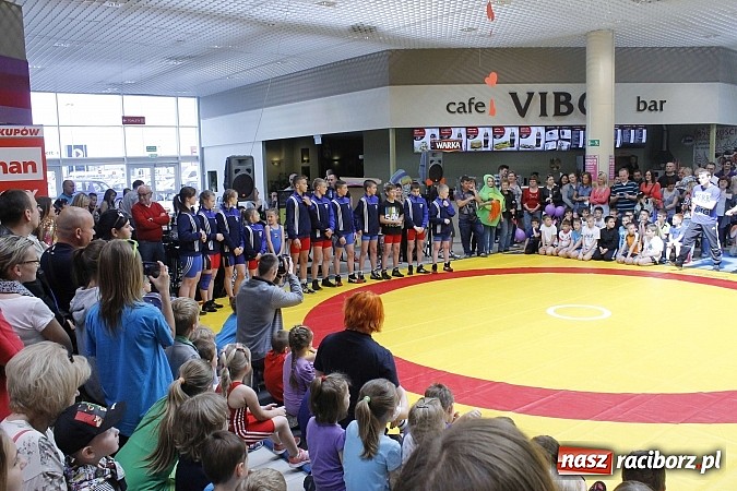 Zdjęcie w galerii na portalu naszraciborz.pl: Mnóstwo frajdy z okazji Dnia Dziecka w Auchan  wiadomości z regionu