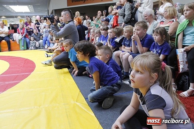 Zdjęcie w galerii na portalu naszraciborz.pl: Mnóstwo frajdy z okazji Dnia Dziecka w Auchan  wiadomości z regionu