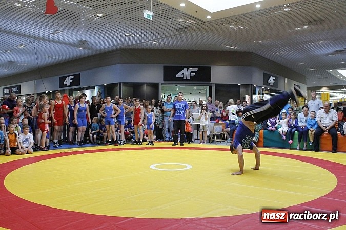 Zdjęcie w galerii na portalu naszraciborz.pl: Mnóstwo frajdy z okazji Dnia Dziecka w Auchan  wiadomości z regionu