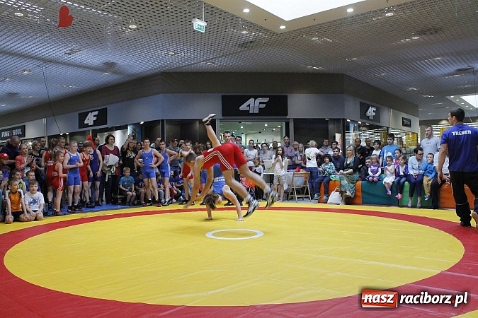 Zdjęcie w galerii na portalu naszraciborz.pl: Mnóstwo frajdy z okazji Dnia Dziecka w Auchan  wiadomości z regionu