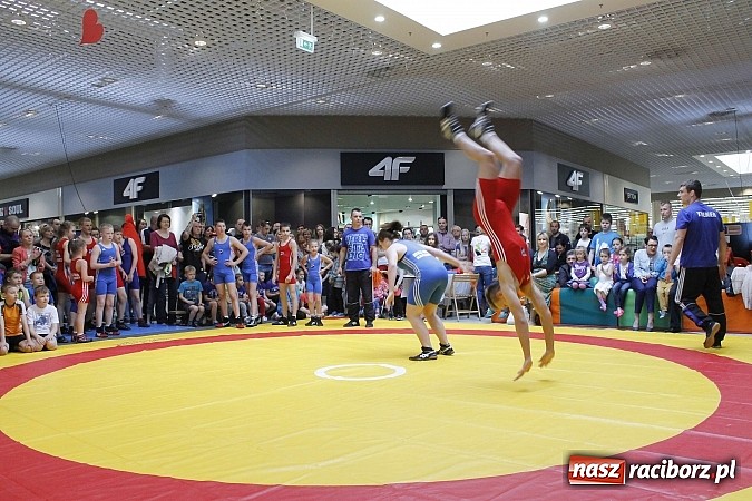 Zdjęcie w galerii na portalu naszraciborz.pl: Mnóstwo frajdy z okazji Dnia Dziecka w Auchan  wiadomości z regionu