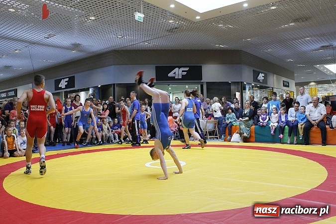 Zdjęcie w galerii na portalu naszraciborz.pl: Mnóstwo frajdy z okazji Dnia Dziecka w Auchan  wiadomości z regionu