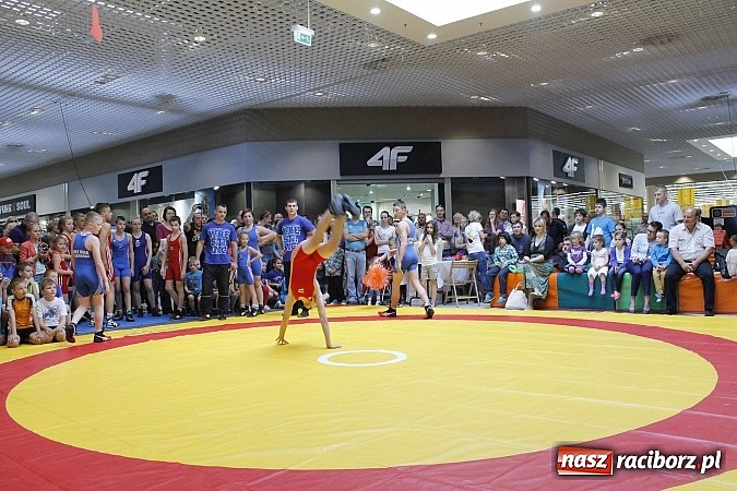 Zdjęcie w galerii na portalu naszraciborz.pl: Mnóstwo frajdy z okazji Dnia Dziecka w Auchan  wiadomości z regionu