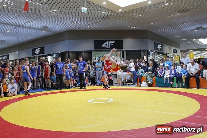 Zdjęcie w galerii na portalu naszraciborz.pl: Mnóstwo frajdy z okazji Dnia Dziecka w Auchan  wiadomości z regionu