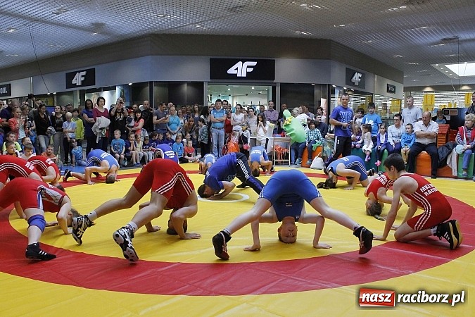 Zdjęcie w galerii na portalu naszraciborz.pl: Mnóstwo frajdy z okazji Dnia Dziecka w Auchan  wiadomości z regionu