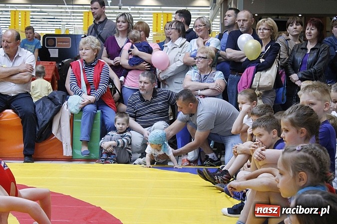 Zdjęcie w galerii na portalu naszraciborz.pl: Mnóstwo frajdy z okazji Dnia Dziecka w Auchan  wiadomości z regionu
