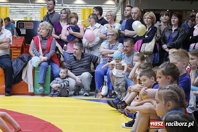 Zdjęcie w galerii na portalu naszraciborz.pl: Mnóstwo frajdy z okazji Dnia Dziecka w Auchan  wiadomości z regionu