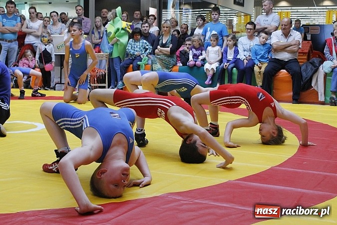 Zdjęcie w galerii na portalu naszraciborz.pl: Mnóstwo frajdy z okazji Dnia Dziecka w Auchan  wiadomości z regionu