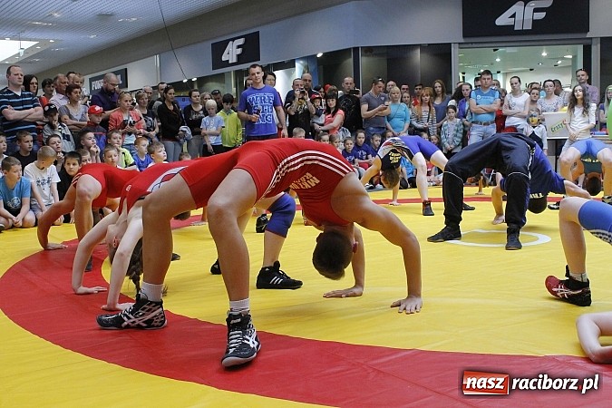 Zdjęcie w galerii na portalu naszraciborz.pl: Mnóstwo frajdy z okazji Dnia Dziecka w Auchan  wiadomości z regionu